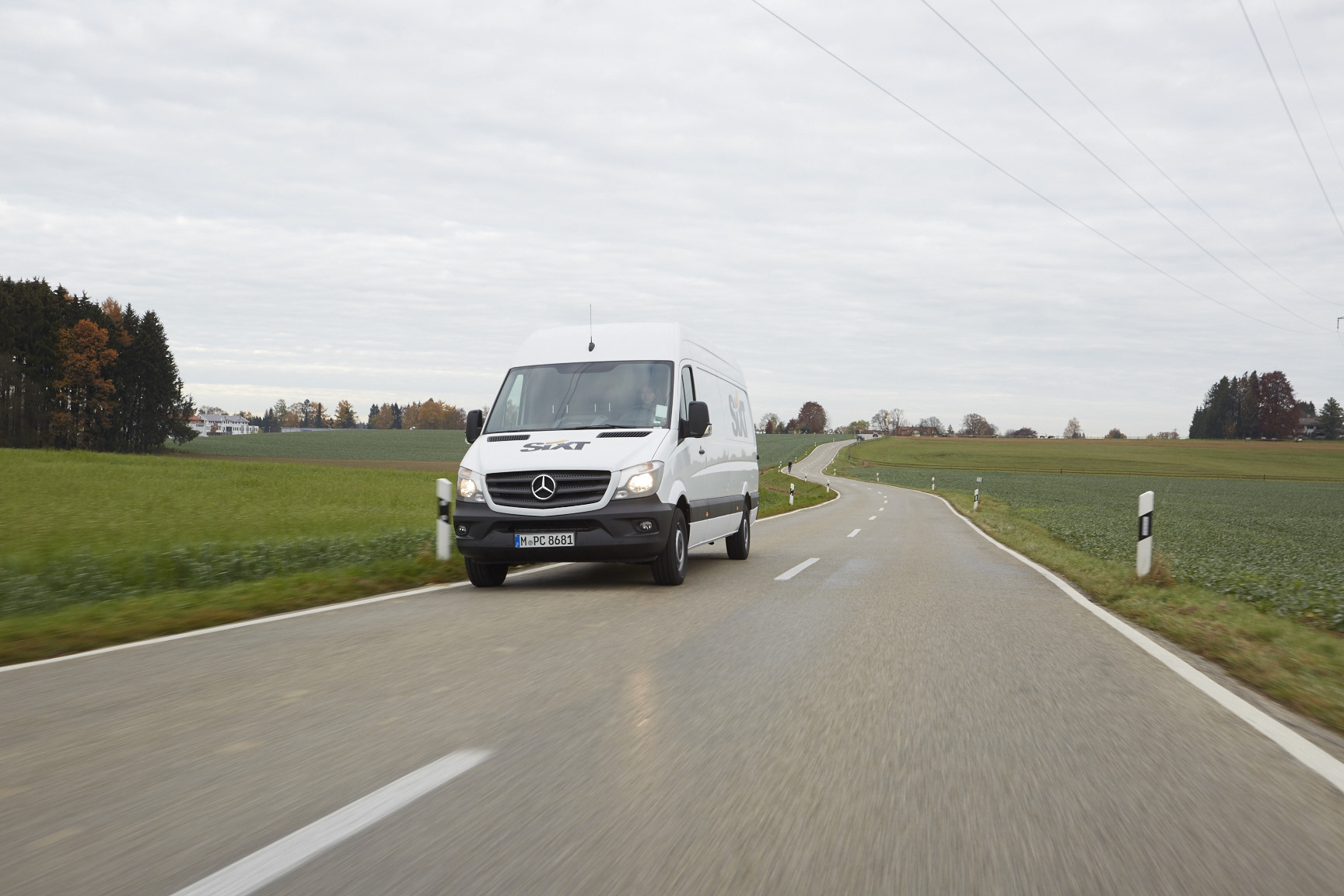 Sixt Transporter auf Landstrasse