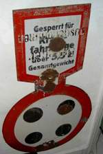 Altes Schild „Gesperrt für Kraftfahrzeuge über 5,5 t Gesamtgewicht“, welches in einem Truppenübungsplatz hing